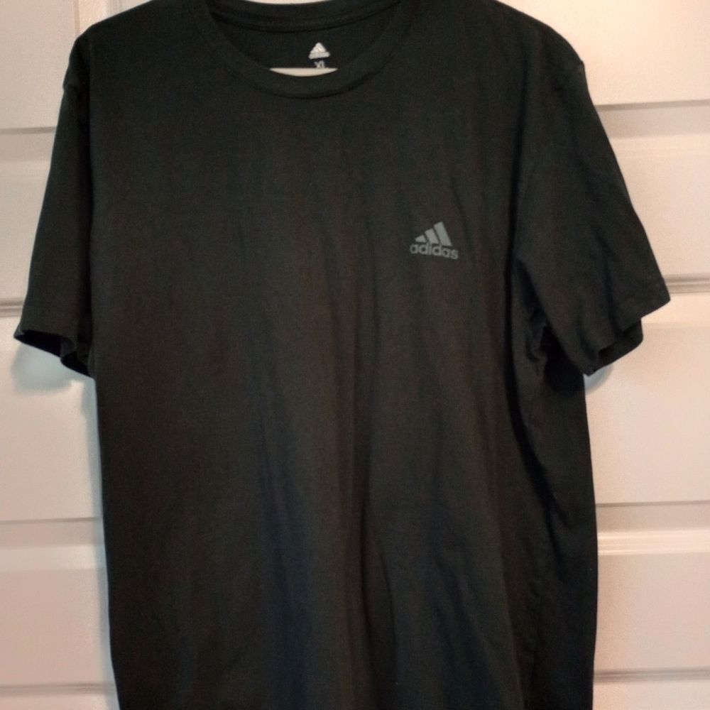**SALE ITEM**Men's Adidas Tshirt Black size XL